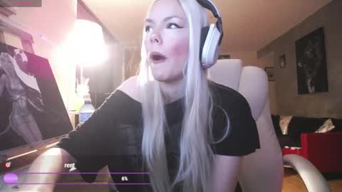 Snapshot of tinykylie chatting on 1, 5, 2026 stage Kylie Sinner brand CLITBAIT online show from 1, 5, 2026