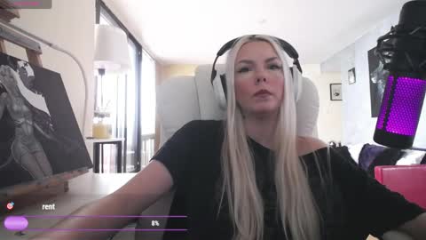 Snapshot of tinykylie chatting on 1, 5, 2026 stage Kylie Sinner brand CLITBAIT online show from 1, 5, 2026