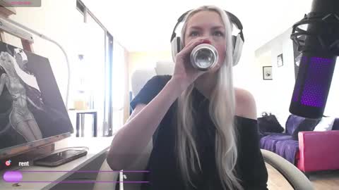 Snapshot of tinykylie chatting on 2, 5, 2026 stage Kylie Sinner brand CLITBAIT online show from 2, 5, 2026