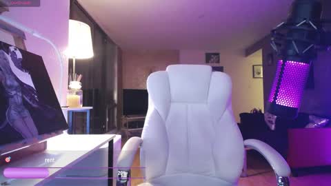 Snapshot of tinykylie chatting on 3, 5, 2026 stage Kylie Sinner brand CLITBAIT online show from 3, 5, 2026