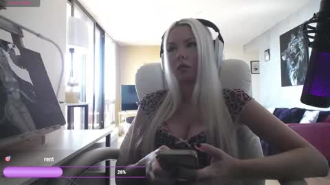Snapshot of tinykylie chatting on 5, 5, 2026 stage Kylie Sinner brand CLITBAIT online show from 5, 5, 2026