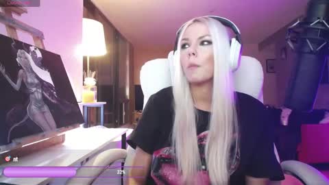 Snapshot of tinykylie chatting on 7, 5, 2026 stage Kylie Sinner brand CLITBAIT online show from 7, 5, 2026