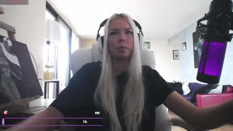 Snapshot of tinykylie chatting on 10, 5, 2026 stage Kylie Sinner brand CLITBAIT online show from 10, 5, 2026