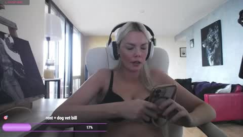 Snapshot of tinykylie chatting on 17, 5, 2026 stage Kylie Sinner brand CLITBAIT online show from 17, 5, 2026