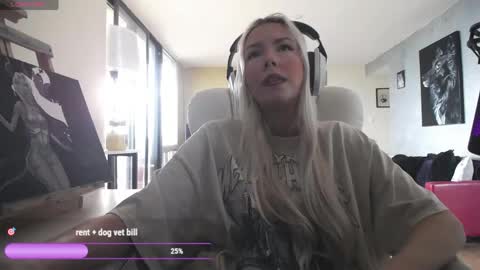Snapshot of tinykylie chatting on 18, 5, 2026 stage Kylie Sinner brand CLITBAIT online show from 18, 5, 2026