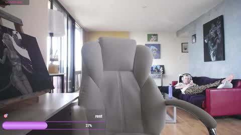 Snapshot of tinykylie chatting on 19, 5, 2026 stage Kylie Sinner brand CLITBAIT online show from 19, 5, 2026