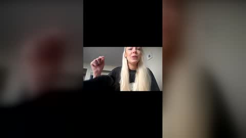 Snapshot of tinykylie chatting on 21, 5, 2026 stage Kylie Sinner brand CLITBAIT online show from 21, 5, 2026