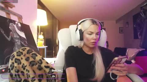 Snapshot of tinykylie chatting on 23, 5, 2026 stage Kylie Sinner brand CLITBAIT online show from 23, 5, 2026
