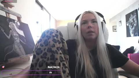 Snapshot of tinykylie chatting on 23, 5, 2026 stage Kylie Sinner brand CLITBAIT online show from 23, 5, 2026