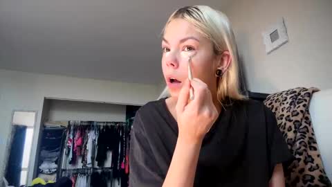 Snapshot of tinykylie chatting on 24, 5, 2026 stage Kylie Sinner brand CLITBAIT online show from 24, 5, 2026