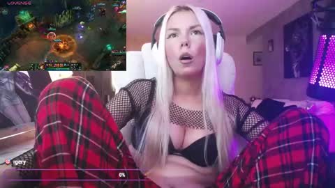 Snapshot of tinykylie chatting on 27, 5, 2026 stage Kylie Sinner brand CLITBAIT online show from 27, 5, 2026