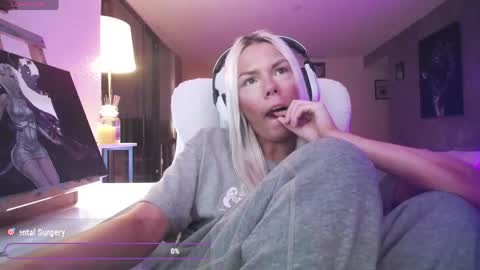 Snapshot of tinykylie chatting on 29, 5, 2026 stage Kylie Sinner brand CLITBAIT online show from 29, 5, 2026