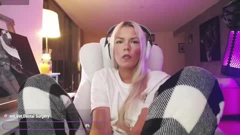 Snapshot of tinykylie chatting on 30, 5, 2026 stage Kylie Sinner brand CLITBAIT online show from 30, 5, 2026