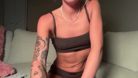 tinytayy online show from 3, 6, 2026