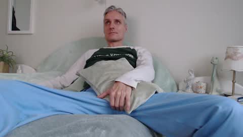 Daniel Bisexual uncut 20cm online show from 25, 1, 2025