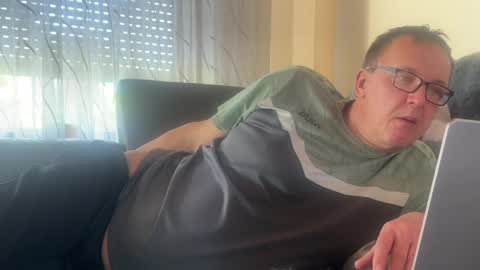 Tom online show from 8, 4, 2026