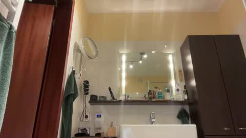 Snapshot of tom__uncut chatting on 23, 12, 2025 Tom online show from 23, 12, 2025