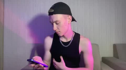 Snapshot of travis_gracile chatting on 23, 4, 2026 Travis online show from 23, 4, 2026