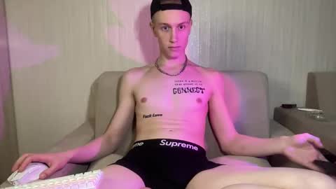 Snapshot of travis_gracile chatting on 25, 4, 2026 Travis online show from 25, 4, 2026