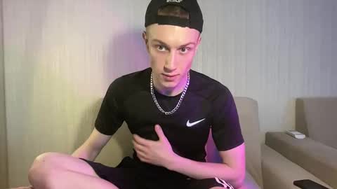 Snapshot of travis_gracile chatting on 28, 4, 2026 Travis online show from 28, 4, 2026