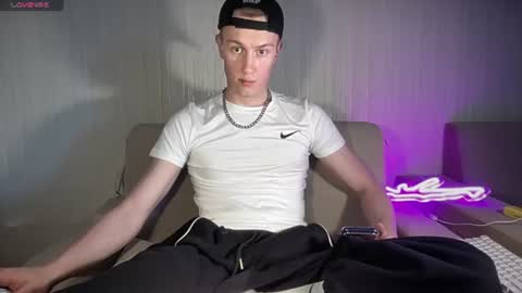 Snapshot of travis_gracile chatting on 19, 6, 2026 Travis online show from 19, 6, 2026