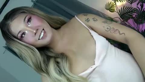 Snapshot of treatmelikeababe chatting on 14, 5, 2026 YOUR SLUT online show from 14, 5, 2026