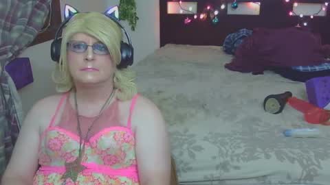 Trina Tushy Deluxe online show from 23, 9, 2025