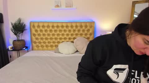 Mia online show from 1, 2, 2026