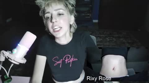 Snapshot of trixyrose chatting on 15, 10, 2025 RixyRose online show from 15, 10, 2025