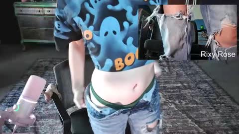 Snapshot of trixyrose chatting on 17, 10, 2025 RixyRose online show from 17, 10, 2025