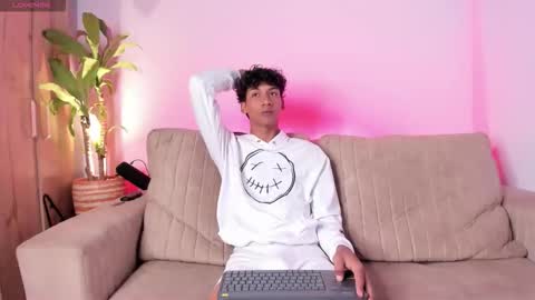 Snapshot of twinksboys_23 chatting on 28, 10, 2025 twinksboys_23 online show from 28, 10, 2025