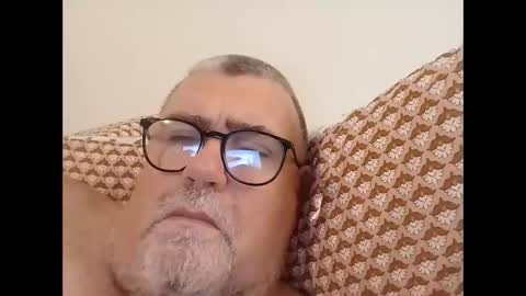 Snapshot of twohats2810 chatting on 30, 11, 2025 twohats2810 online show from 30, 11, 2025