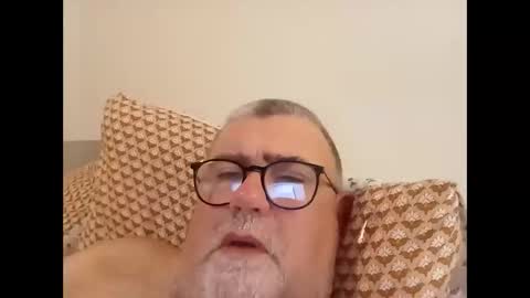 Snapshot of twohats2810 chatting on 1, 12, 2025 twohats2810 online show from 1, 12, 2025