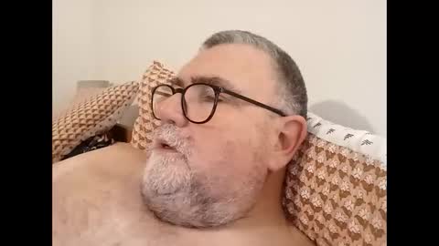 Snapshot of twohats2810 chatting on 17, 12, 2025 twohats2810 online show from 17, 12, 2025