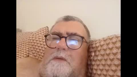 Snapshot of twohats2810 chatting on 19, 12, 2025 twohats2810 online show from 19, 12, 2025