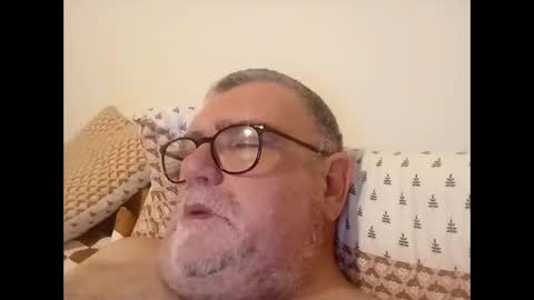 Snapshot of twohats2810 chatting on 18, 3, 2026 twohats2810 online show from 18, 3, 2026
