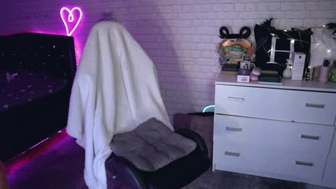 Izzy    online show from 15, 12, 2024