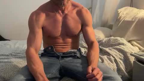 Um CM online show from 7, 4, 2026