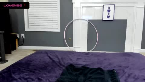 Snapshot of v_plays chatting on 8, 6, 2026 V online show from 8, 6, 2026