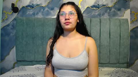 Snapshot of vainilla_cam chatting on 18, 4, 2026 Vainilla online show from 18, 4, 2026