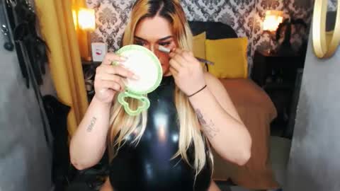 Snapshot of valentinadom95 chatting on 5, 3, 2025 valentinadom95 online show from 5, 3, 2025