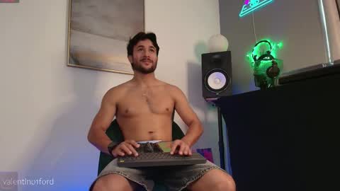 Snapshot of valentinoford chatting on 16, 5, 2026 Valentino online show from 16, 5, 2026