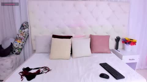 Snapshot of valerik_cano chatting on 19, 9, 2025 valeria111111 online show from 19, 9, 2025