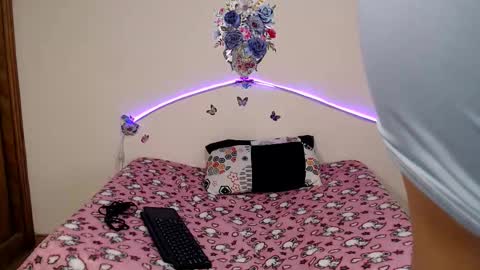 Snapshot of valeryxs1 chatting on 28, 10, 2025 Angelyxs online show from 28, 10, 2025