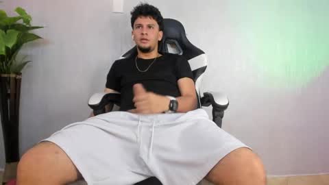 Snapshot of valetino_stonee chatting on 8, 5, 2026 Valentino online show from 8, 5, 2026