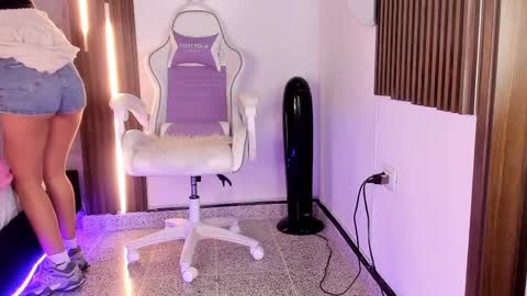 Snapshot of valloletsamar chatting on 18, 10, 2025 Vallolet Peach  online show from 18, 10, 2025