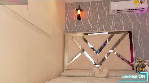 Snapshot of vanessa_guzman1 chatting on 28, 10, 2025 online show from 28, 10, 2025