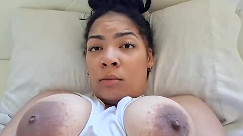 Snapshot of vanessareign chatting on 17, 10, 2025 vanessareign online show from 17, 10, 2025