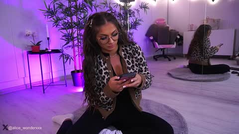Vanessa Simon online show from 3, 1, 2025