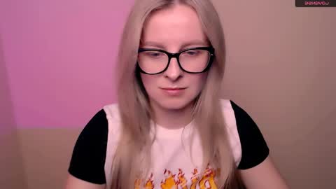 Snapshot of vanillaex_ chatting on 20, 5, 2026 Mia online show from 20, 5, 2026